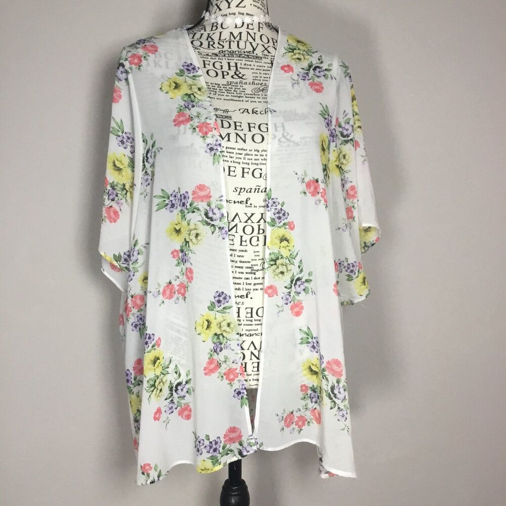 White floral duster robe kimono bouquets pattern feminine fairycore fairy L